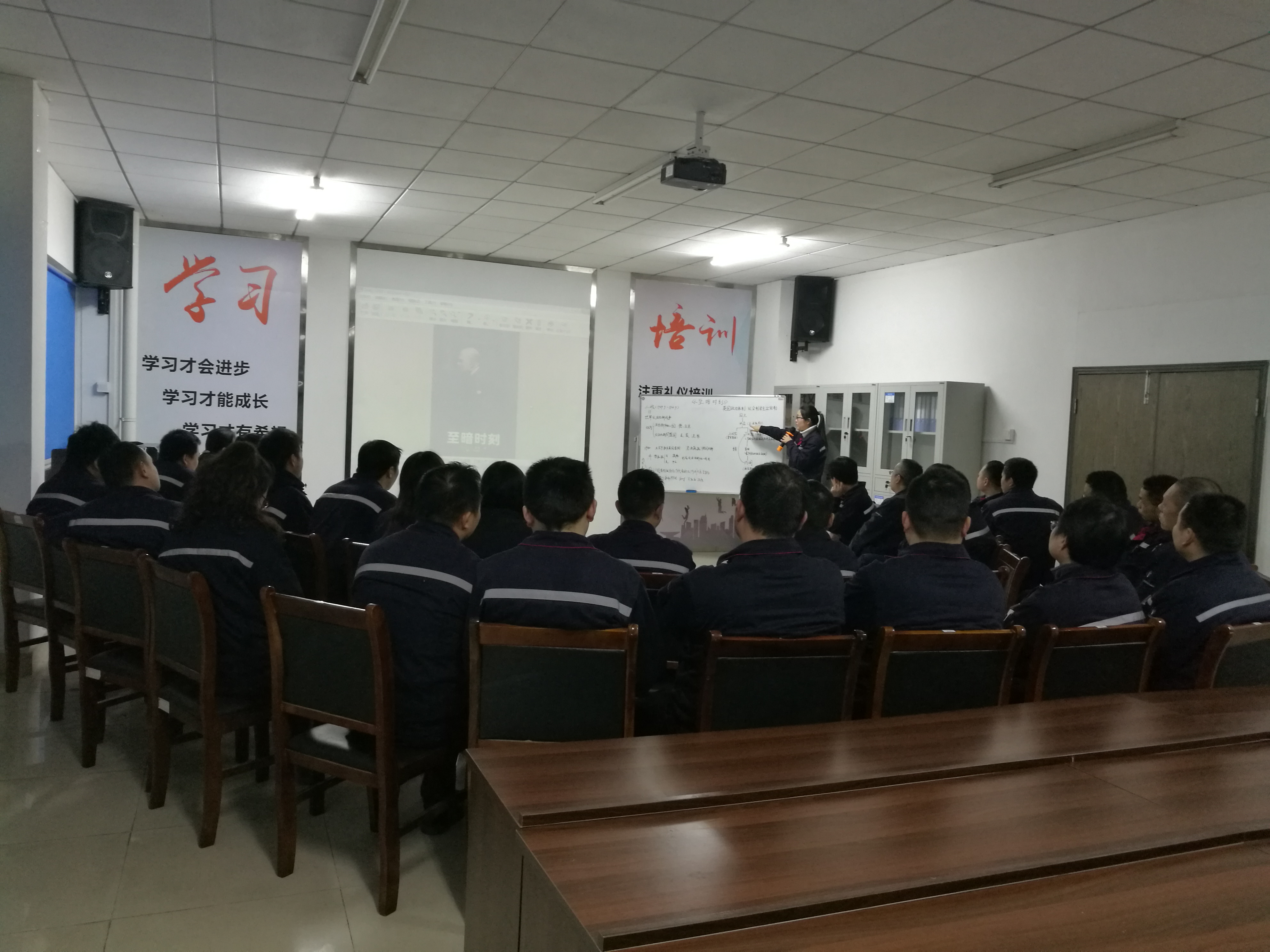 觀影《至暗時(shí)刻》——世上無難事，只要肯攀登